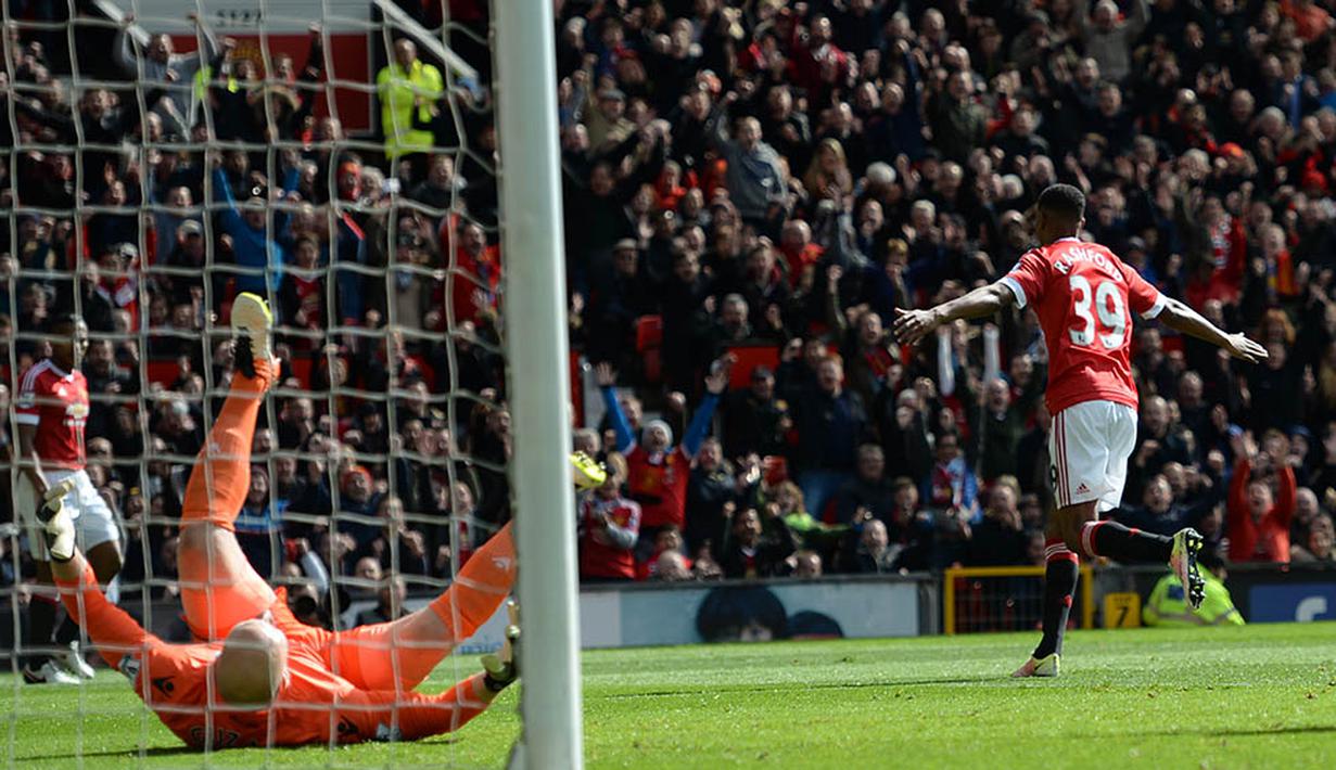 Striker Manchester United, Marcus Rashford, merayakan gol yang dicetaknya ke gawang Aston Villa pada laga Liga Inggris di Stadion Old Trafford, Manchester, Sabtu (16/4/2016) MU menang 1-0 atas Aston Villa. (AFP/Oli Scarff)