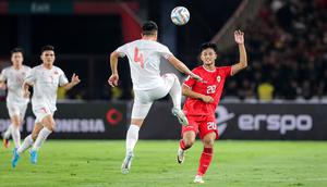 Striker Timnas Indonesia, Hokky Caraka (kanan) berebut bola dengan bek Vietnam, Bui Tien Dung pada laga Grup F kualifikasi Piala Dunia 2026 Zona Asia di Stadion Utama Gelora Bung Karno (SUGBK), Senayan, Jakarta, Kamis (21/3/2024). (Bola.com/Bagaskara Lazuardi)