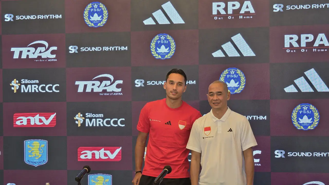Ezra Walian bersama Kurniawan dalam jumpa pers jelang Aston Villa vs Indonesia All Star