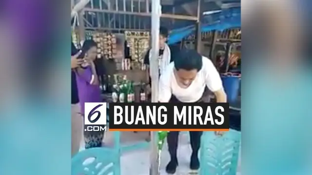 Seorang pria memborong minuman keras atau miras di sebuah warung di Kawasan Wisata Pantai Bira, Bulukumba. Tak cukup sampai di situ, ia kemudian membuang isi dari miras yang dibelinya tersebut. Aksinya ini bahkan dilakukan di depan pemilik warungnya ...