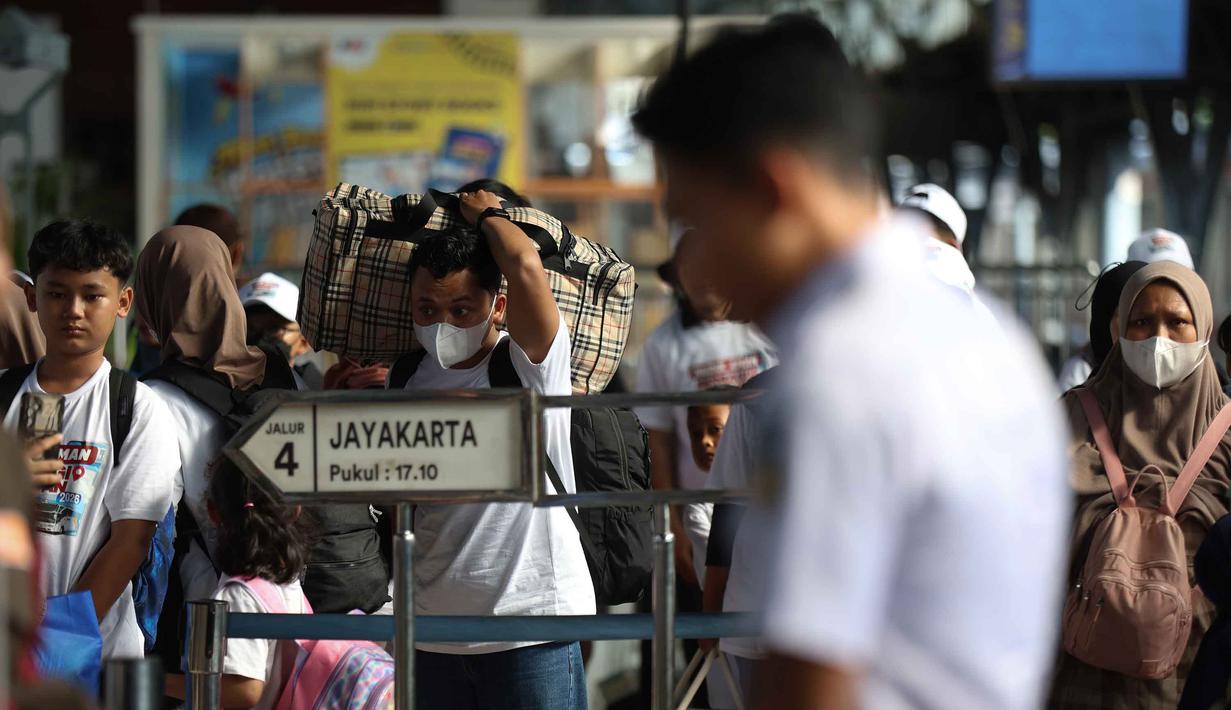 Jumlah tersebut masih dapat berubah karena diperkirakan pemudik akan terus bertambah seiring berlangsungnya arus keberangkatan. Tampak dalam foto, calon penumpang sesaat sebelum masuk ke dalam Kereta Api Jarak Jauh di Stasiun Pasar Senen, Jakarta, Senin (16/3/2026). (Kapanlagi.com/Budy Santoso)