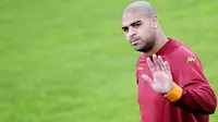 Ekspresi striker AS Roma asal Brasil Adriano di sesi latihan di kamp Trigoria, Roma, 22 November 2010 jelang laga penyisihan Grup E Liga Champions melawan Bayern Muenchen. AFP PHOTO / Filippo MONTEFORTE