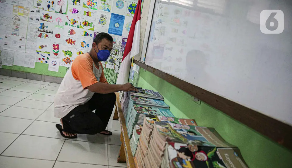 <p>Petugas membersihkan di salah satu ruangan kelas di SDN Gondangdia 01, Jakarta, Senin (9/5/2022). Pemerintah memperpanjang liburan sekolah selama tiga hari yaitu 8-11 Mei 2022 di tiga provinsi yakni DKI Jakarta, Banten, dan Jawa Barat. Penambahan libur terkait upaya bersama dalam membantu mengurai kemacetan pada arus balik Lebaran 2022. (Liputan6.com/Faizal Fanani)</p>