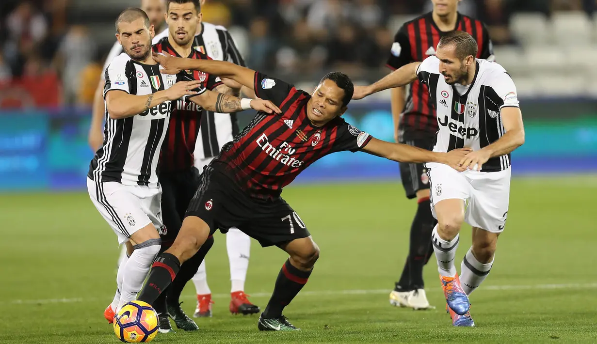 Striker AC Milan, Carlos Bacca, berusaha melewati kepungan pemain Juventus pada laga Piala Super Italia 2016. Juventus pada laga ini melakukan sembilan kali tembakan ke arah gawang, sementara AC Milan hanya enam kali. (AFP/Karim Jaafar)
