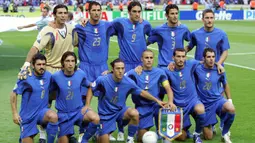 Gelandang Italia, Andrea Pirlo, bersama rekan-rekannya bersiap menghadapi Prancis pada laga final Piala Dunia di Stadion Olympic, Berlin, Minggu (9/72006). Pada turnamen ini Pirlo berhasil mengantar Italia juara. (AFP/Odd Andersen)