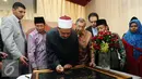 Grand Sheikh Al Azhar, Ahmed Al-Thayyeb (tengah) menandatangani prasasti saat berkunjung ke Pusat Studi Al Quran di Pondok Cabe, Tangerang, Selasa (23/2/2016). Ahmed Al-Thayyeb melakukan kunjungan 4 hari di Indonesia. (Liputan6.com/Helmi Fithriansyah)