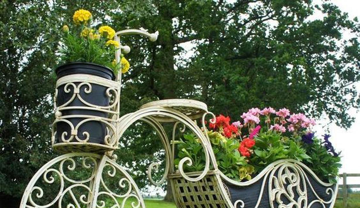 12 Ide Dekorasi Taman Romantis Cantik  Dengan Sepeda  Roda 