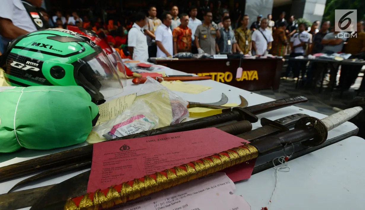 Sejumlah barang bukti ditunjukkan dalam gelar perkara kejatahan wilayah Jabodetabek di Polda Metro Jaya, Jakarta, Jumat (15/3). Polisi mengamankan barang bukti senjata tajam dan senjata api dari tangan para tersangka. (merdeka.com/Imam Buhori)