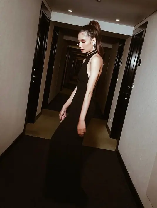 Ditambah aksesori seperti kalung dan anting yang membuat penampilannya kian memukau. @miktambayong