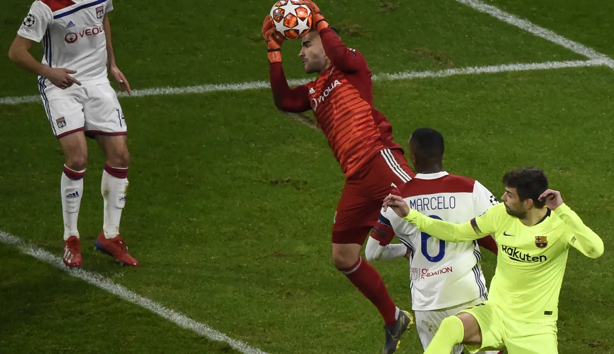 Aksi penyelamatan Kiper Lyon, Anthony Lopes pada leg 1, babak 16 besar Liga Champions yang berlangsung di stadion Parc Olympique Lyonnais, Lyon, Rabu (20/2). Barcelona bermain imbang 0-0 kontra Lyon. (AFP/Franck Fife)