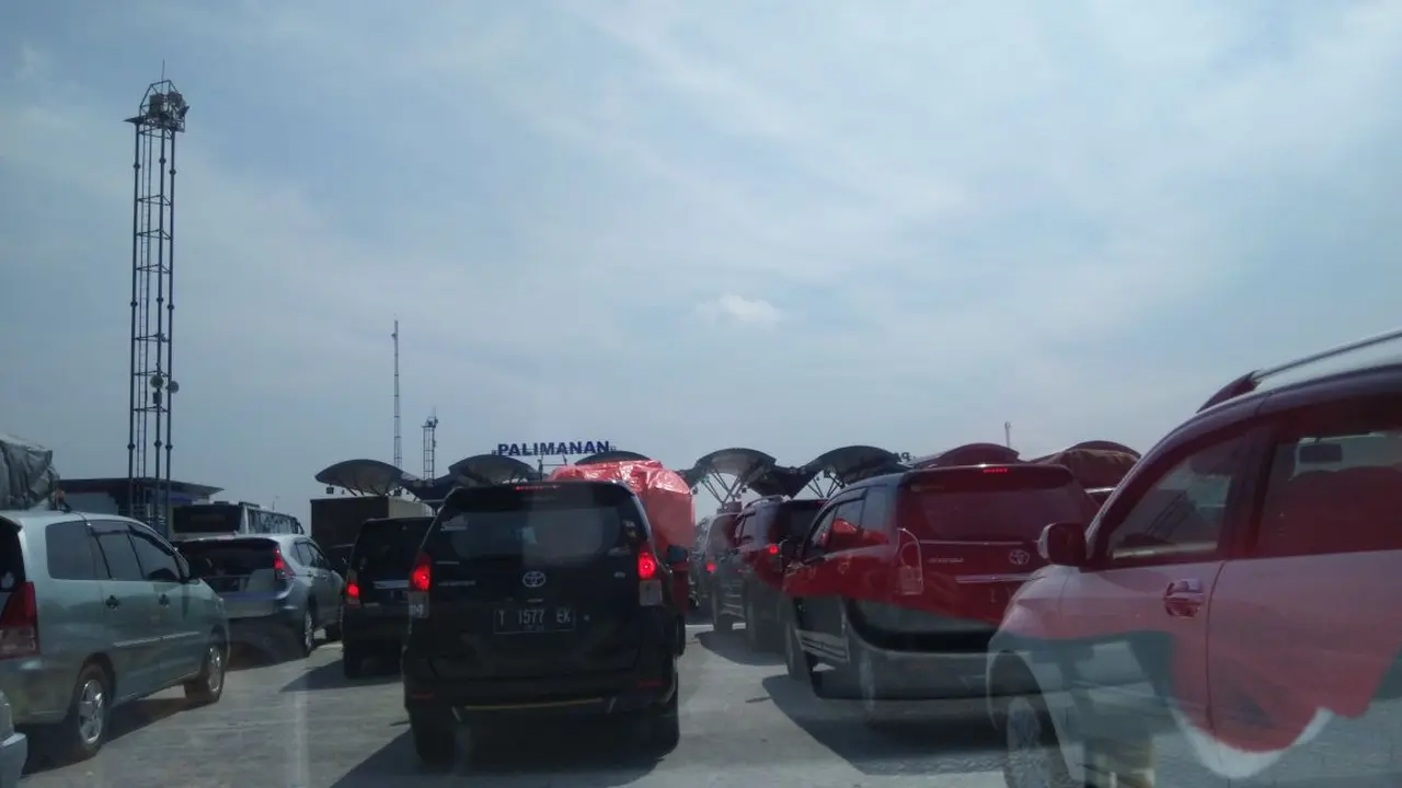Antrean kendaraan menuju gerbang tol Palimanan