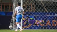 Namun usaha Fitrul Dwi Rustapa sia-sia. Fitrul tidak dapat menjangkau bola dan gol indah ini menjadi gol pembuka di laga yang digelar tanpa penonton. (Bola.com/Bagaskara Lazuardi)