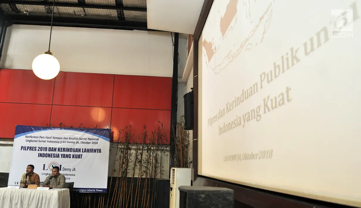 Peneliti LSI Denny JA, Rully Akbar (kanan) saat rilis survei di Kantor LSI, Jakarta, Kamis (4/10). LSI menggunakan metode multistage random sampling terhadap 1.200 responden melalui wawancara tatap muka menggunakan kuesioner. (Merdeka.com/Iqbal Nugroho)
