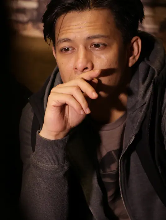 Ariel berpikir keras untuk penampilannya nanti. Meski begitu pria berumur 33 tahun ini tetap terlihat menawan. (Fathan Rangkuti/Bintang.com)