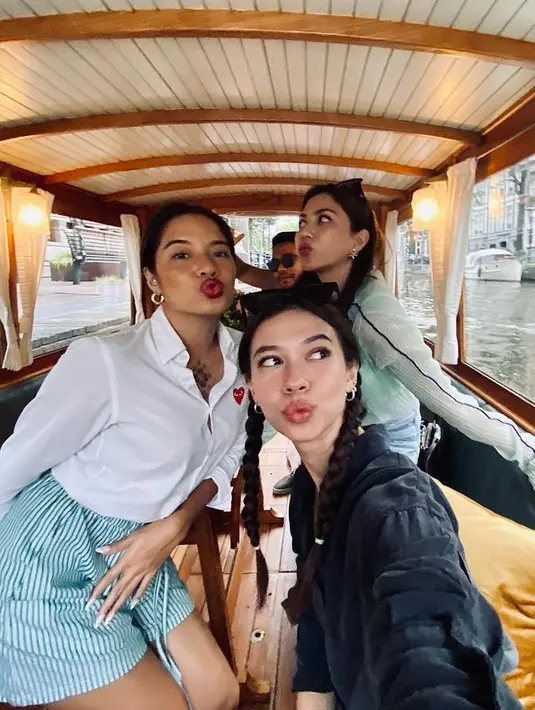 Yuki Kato, Abigail Cantika, dan Jessica Mila berlibur ke Italy. Ketiganya kompak mengenakan atasan lengan panjang. [@yukikt]