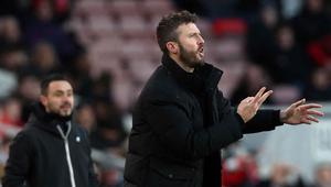 Bersama MU, sejumlah gelar berhasil ia raih, di antaranya lima gelar Liga Inggris, juara Liga Champions, juara Piala FA, dua kali juara Piala Liga Inggris, Liga Europa, dan Piala Dunia Antarklub. Tampak dalam foto, Michael Carrick saat masih menjadi pelatih Middlesbrough memberi isyarat di pinggir lapangan selama pertandingan sepak bola putaran ketiga Piala FA Inggris antara Middlesbrough dan Brighton and Hove Albion di Stadion Riverside di Middlesbrough, timur laut Inggris pada 7 Januari 2023. (Nigel Roddis/AFP)