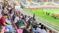 Sekelompok suporter pendukung Timnas Mali U-17 memberikan dukungan untuk tim kebanggaannya saat menghadapi Uzbekistan pada laga pembuka Grup B Piala Dunia U-17 2023. (Bola.com/Radifa Arsa)