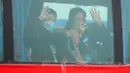 Petugas medis yang diperbantukan ke Provinsi Hubei melambaikan tangan dari dalam bus saat tiba di Bandara Internasional Taoxian Shenyang, Shenyang, Provinsi Liaoning, China, Jumat (20/3/2020). Mereka dipulangkan seiring meredanya wabah virus corona COVID-19 di Hubei. (Xinhua/Long Lei)