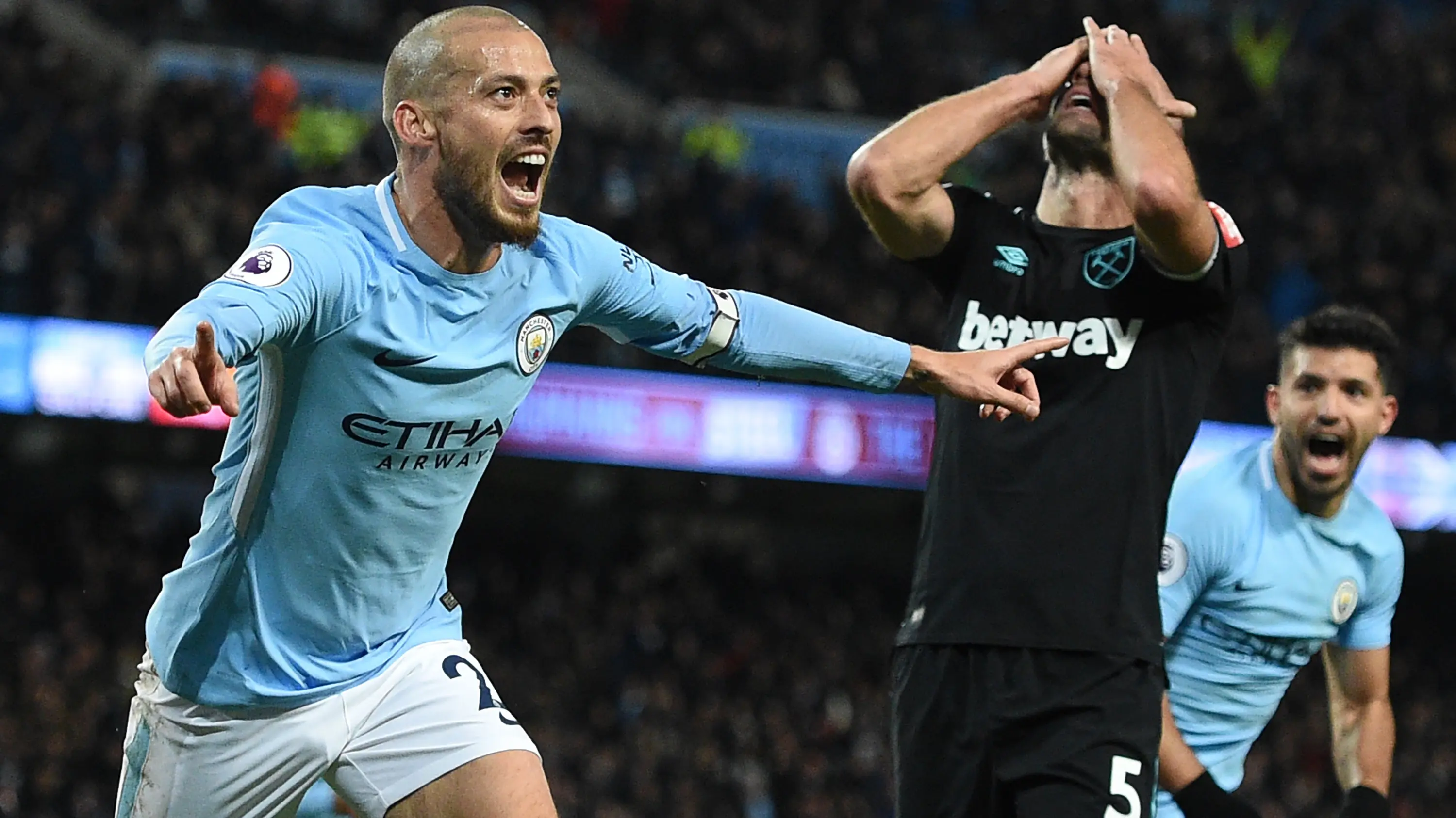 David Silva (kiri) mengisi posisi kedelapan dari deretan top scorer Manchester City, Silva total mengoleksi tiga gol untuk timnya disemua level kompetisi. (AFP/Oli Scarff)