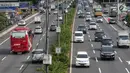 Sejumlah kendaraan melintasi tol dalam kota di kawasan Semanggi, Jakarta, Rabu (13/2). Rencananya PT Jasa Marga Tbk (persero) akan menaikkan tarif Tol Dalam Kota Jakarta. (Liputan6.com/Faizal Fanani)