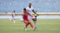 Pemain Persis Solo, Ramadhan Sananta (kiri) berusaha mengontrol bola dibayangi pemain PSM Makassar, Yuran Fernandes pada laga matchday kedua Grup A Piala Presiden 2024 di Stadion Si Jalak Harupat, Soreang, Kabupaten Bandung, Senin (22/7/2024). (Bola.com/Abdul Aziz)