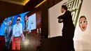 Psy menunjukkan video klip barunya saat konferensi pers untuk mempromosikan album ketujuhnya di sebuah hotel di Seoul (30/11). Sebelumnya Psy telah sukses dengan hitsnya “Gangnam Style“, “Gentleman” dan “Hangover“. (AFP PHOTO/ JUNG YEON-JE)