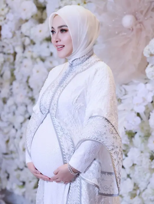 Terbaru, dalam Insta Story-nya Syahrini menyebut bahwa bobot tubuhnya naik hingga 15 kilogram saat hamil ini. "Mulai capek karena sudah naik 18 kilogram berat badan," tulis Syahrini.  [@princessyahrini]