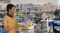 Heboh, Pria Ganteng Telanjang Dada Berkeliaran di Minimarket  