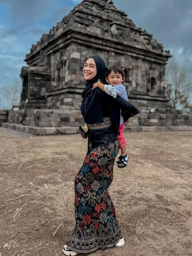 OOTD Ria Ricis dan Moana Ketika Liburan Hanya Berdua