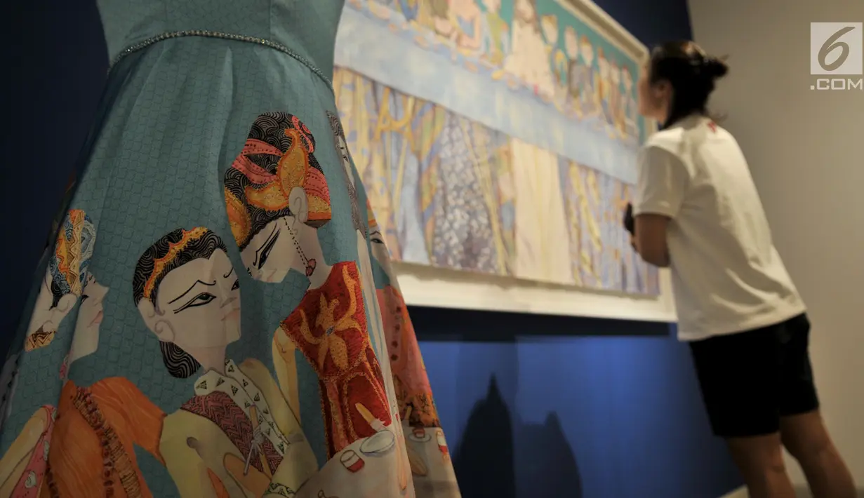 Pengunjung melihat salah satu karya Sasya Tranggono dalam pameran bertajuk "Cinta untuk Indonesia" di Galeri Nasional, Jakarta, Kamis (28/2). Pameran tersebut merupakan bentuk 30 tahun berkarya Sasya Tranggono. (Merdeka.com/Iqbal S. Nugroho)