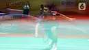 Pebulu tangkis tunggal putra Indonesia, Jonatan Christie berusaha mengembalikan kok ke Lin Chun-yi (Chinese Taipei) pada babak 16 besar Indonesia Masters 2025 di Istora Gelora Bung Karno, Senayan, Jakarta, Kamis (23/1/2025). (Liputan6.com/Herman Zakharia)