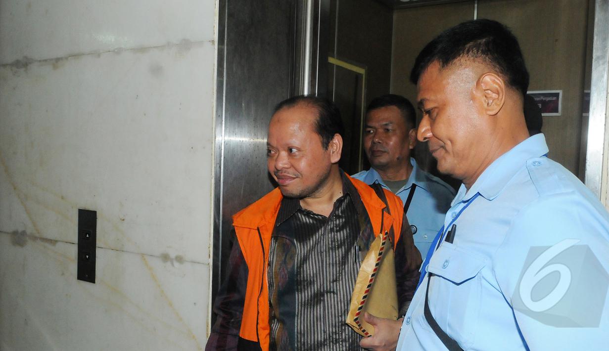 Sutan Bhatoegana keluar dari lift untuk menjalani sidang perdana di Pengadilan Tipikor, Jakarta, Senin (6/4/2015). Sutan, tersangka kasus dugaan penerimaan hadiah terkait penetapan APBN-P Kementerian ESDM di DPR RI. (Liputan6.com/Herman Zakharia)