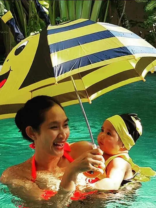 Happy Salma selalu mengajak Kinan (panggilan sayang kepada anaknya) lantaran ia sadar bayi menggemaskan itu masih sangat bergantung padanya. (via instagram/@happysalma)