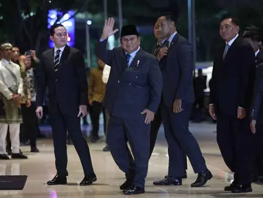 Presiden Republik Indonesia, Prabowo Subianto (tengah) saat tiba di lobby Hotel Raffles, Jakarta, untuk menghadiri resepsi pernikahan anak kedua musisi sekaligus kader Partai Gerindra Ahmad Dhani, El Rumi dan Syifa Hadju, Minggu 26 April 2026 malam. (Kapanlagi.com/Budy Santoso)