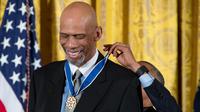 Presiden AS, Barack Obama, mengalungkan Medali Kebebasan Kepresidenan kepada legenda NBA, Kareem Abdul-Jabbar, di Gedung Putih, Selasa (22/11/2016) waktu setempat (AP)