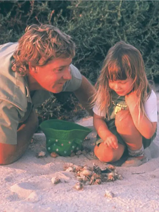 Sang istri Steve Irwin mengunggah ulang foto anaknya itu dan menuliskan, "Sejujurnya @BindiIrwin yang cantik, ayahmu memang benar selalu dekat denganmu, terutama setiap malam. Dia sangat mencintaimu dengan sepenuh hati." (Via Instagram/@bindisueirwin)