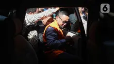 Mantan Staf Khusus Menteri Agama (Menag) periode 2020-2024, Yaqut Cholil Qoumas, Ishfah Abidal Aziz alias Gus Alex masuk ke dalam mobil tahanan usai menjalani pemeriksaan di Gedung Merah Putih Komisi Pemberantasan Korupsi (KPK), Jakarta, Selasa (17/3/2026). (Liputan6.com/Helmi Fithriansyah)