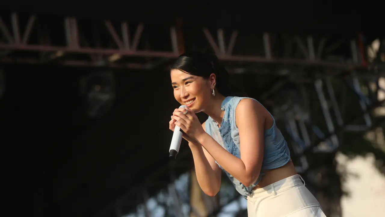Christie di panggung KapanLagi Buka Bareng BRI Festival 2024, Sabtu (23/3). [Foto: Adrian Putra/Fimela]