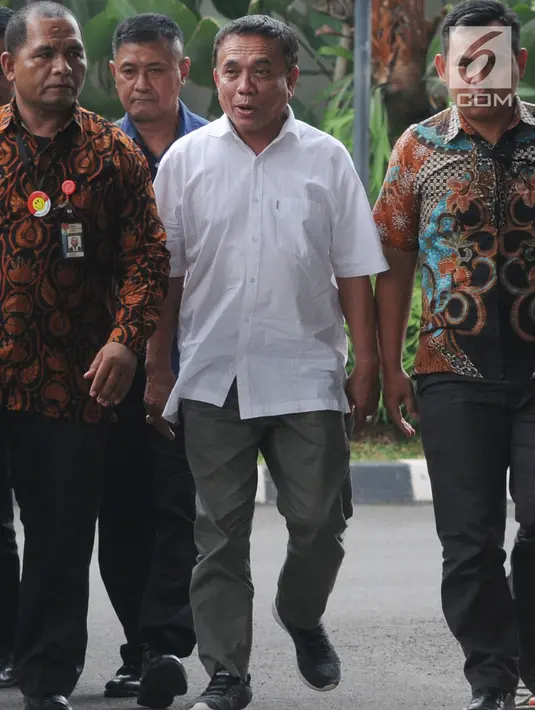 Gubernur Aceh Irwandi Yusuf dengan pengawalan petugas tiba di Gedung KPK, Jakarta, Rabu (4/7). Tim penindakan KPK menemukan uang sebesar Rp500 juta yang diduga untuk diberikan ke Irwandi.  (Merdeka.com/Dwi Narwoko)