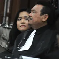 Jessica Kumala Wongso melihat Penasihat hukumnya saat sidang lanjutan kasus pembunuhan Wayan Mirna Salihin, Jakarta, Rabu (7/9). Menurut Ahli Patologi Forensik RSCM, sianida ada di lambung setiap orang. (Liputan6.com/Helmi Afandi) 