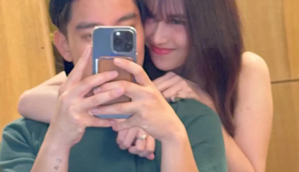 Di foto berikutnya, Boy tampil kasual dengan kaus hijau dan topi dibalik. [Foto: Instagram/ayutingting92]