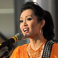 Ratna Listy merasa seperti bermimpi. Belum lama menggugatan cerai, hakim sudah memutuskan gugatan cerai atas suaminya.