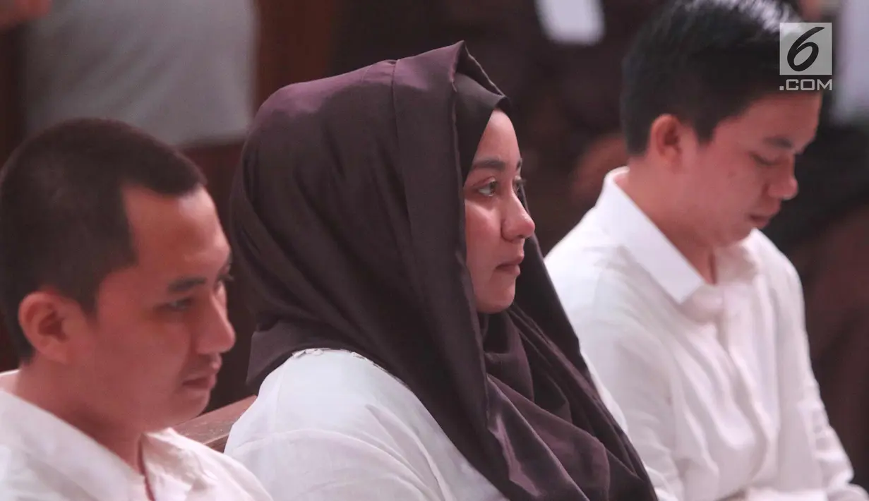 Tiga tersangka Direktur First Travel agen umrah, Andika Surachman, Anniesa Hasibuan, dan Siti Nuraidah Hasibuan alias Kiki menjalani sidang perdana kasus dugaan penipuan umrah di PN Depok, Jawa Barat, Senin (19/2). (Liputan6.com/Immanuel Antonius)
