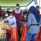 Pembagian bansos di Surabaya dilakukan dengan antar jemput warga. (Dian Kurniawan/Liputan6.com)