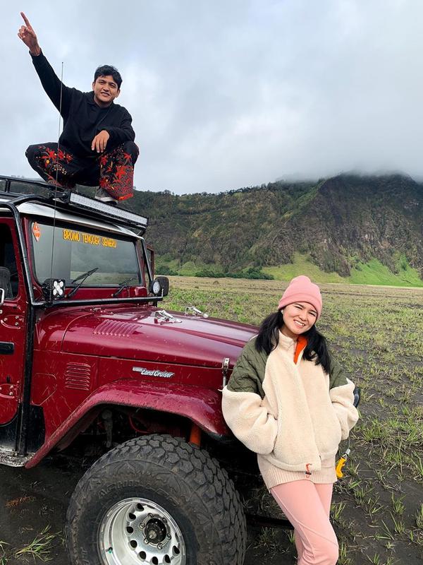Terlibat cinta lokasi di FTV, ini potret mesra Masayu Clara dan kekasih. (Sumber: Instagram/@masayuclara)