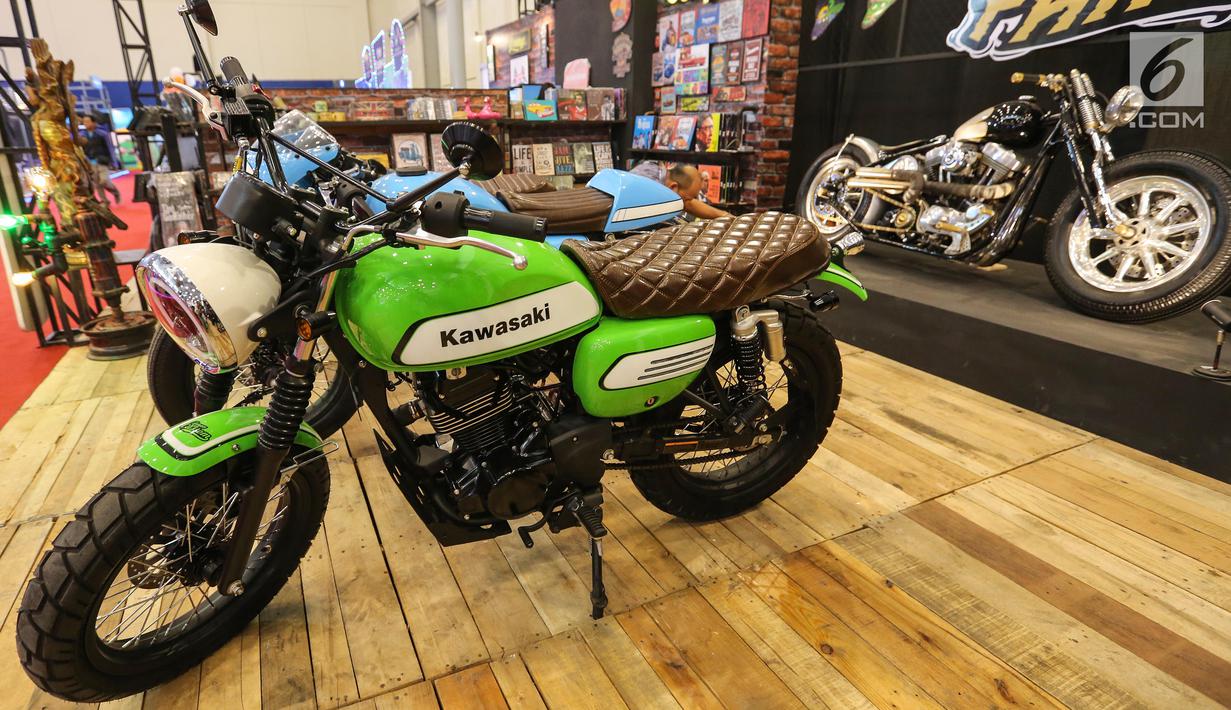 Motor modifikasi bermesin Kawazaki W175 dipajang dalam pameran GAIKINDO Indonesia International Auto Show (GIIAS) 2019 di ICE BSD, Tangerang, Jumat (19/7/2019). Motor Kawazaki dengan model retro tersebut mengundang banyak perhatian para penikmat motor custom. (Liputan6.com/Fery Pradolo)
