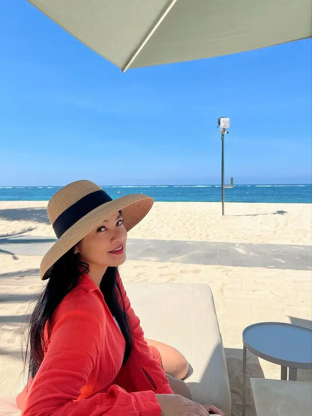 Titi Kamal bersama anak-anak di Bali