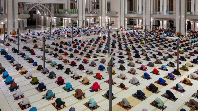 6 Potret Salat Tarawih di Berbagai Wilayah Saat Pandemi, Tetap Jaga Jarak