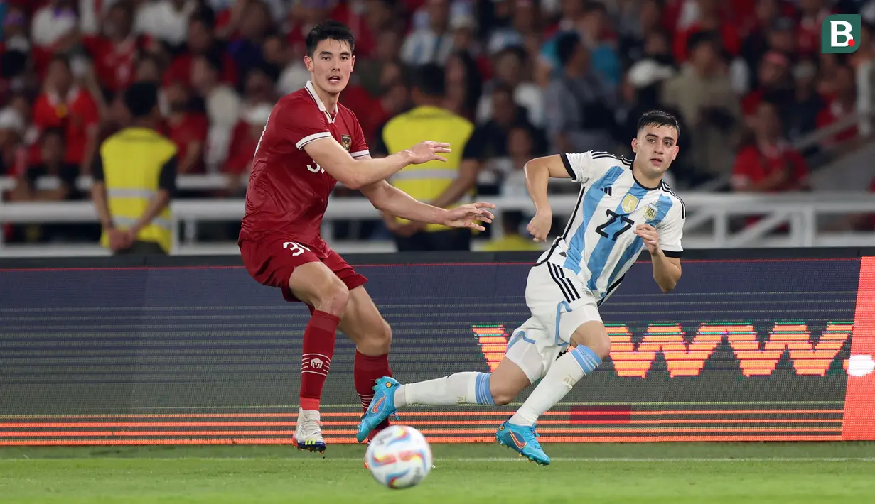 <p>Bek Timnas Indonesia, Elkan Baggott, mengawal pergerakan pemain Timnas Argentina, Facundo Buonanotte, dalam laga FIFA Matchday di Stadion Utama Gelora Bung Karno, Senayan, Jakarta, Senin (19/6/2023). (Bola.com/Bagaskara Lazuardi)</p>