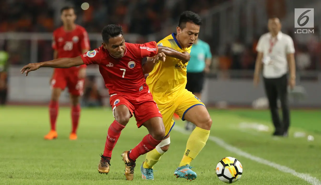 Gelandang Persija, Ramdani Lestaluhuberebut bola dengan pemain Song Lam Nghe An pada fase grup H Piala AFC di Stadion GBK Jakarta, Rabu (14/3). Babak pertama Persija ditahan imbang Soang Lam Nghe An 0-0. (Liputan6.com/Helmi Fithriansyah)